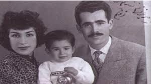 کامیار شاپور در کنار پدر و مادرش