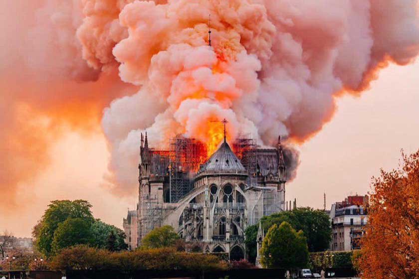 کلیسای نوتردام در آتش