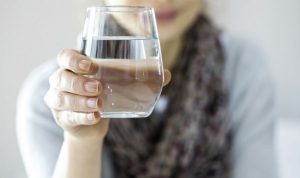 شناخت عوارض و مضرات نوشیدن بیش از حد آب