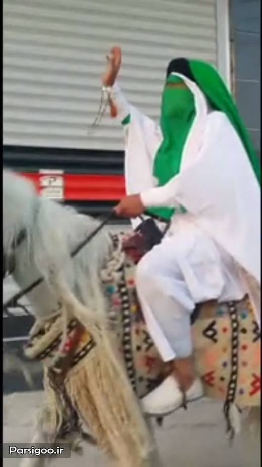 حمید رضا درخشنده در لباس امام زمان سوار بر اسب