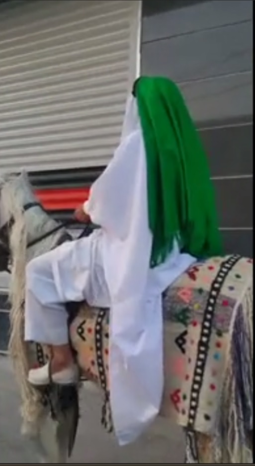 حمید رضا درخشنده سوار بر اسب سفید