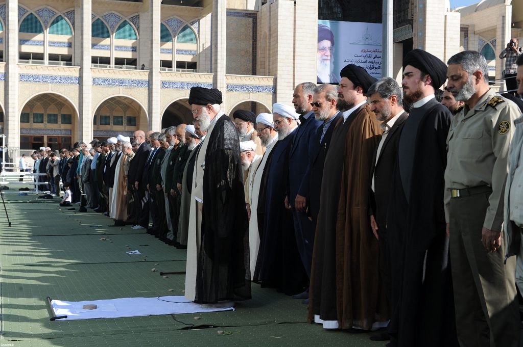 سید احمد خمینی در کنار مسئولین اول کشور در صف اول نماز
