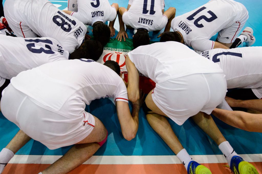 سجده بر پرچم ایران تاریخسازی والیبال جوانان ایران با قهرمانی در جهان