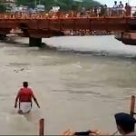 نجات مرد در حال غرق شدن توسط پلیس