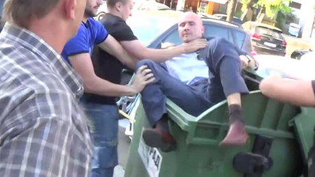 چالش سطل زباله در اوکراین برخورد با مسئولان فاسد