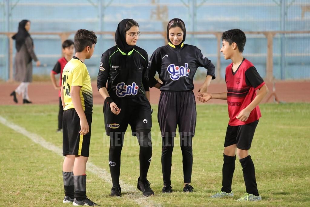 قضاوت داوران زن برای فوتبال پسران در بوشهر 1