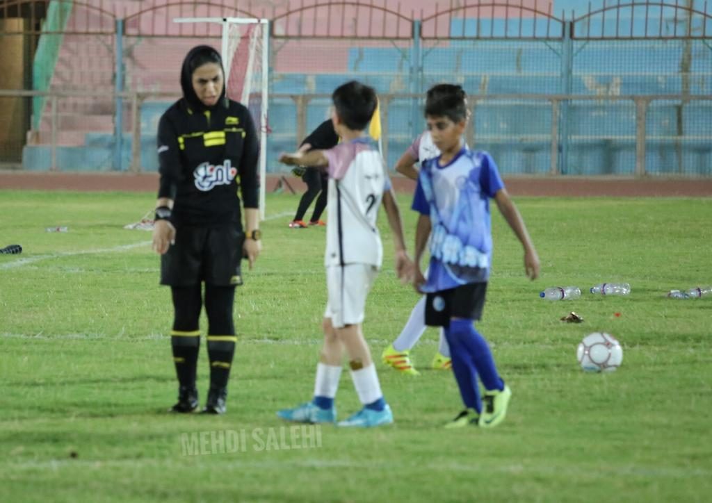 قضاوت داوران زن برای فوتبال پسران در بوشهر 4