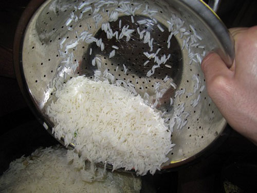 آبکش کردن برنج برای پخت سریع و فوری برنج