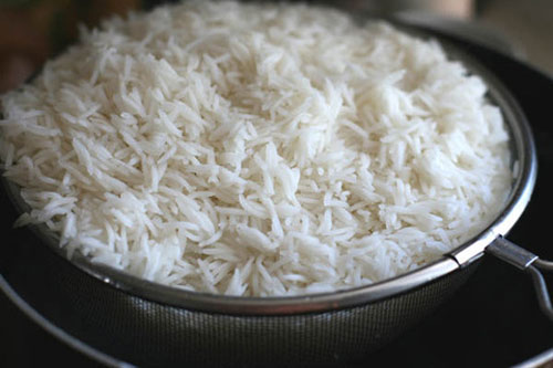 بخار دادن برنج آبکش شده برای پخت سریع برنج