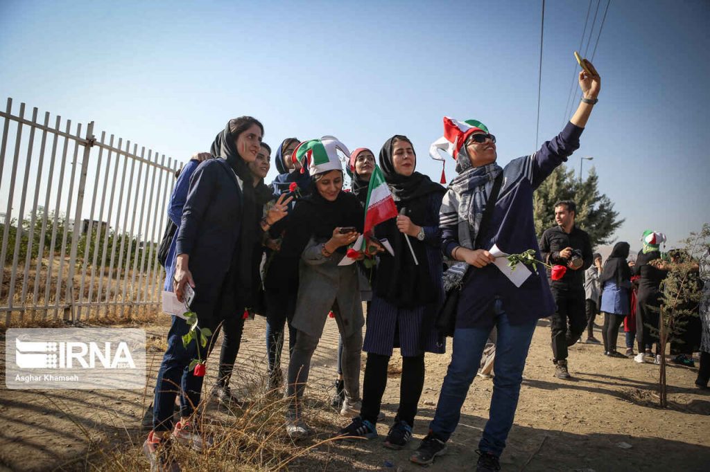 خوشحالی بانوان از نخستین حضور رسمی شان در ورزشگاه آزادی