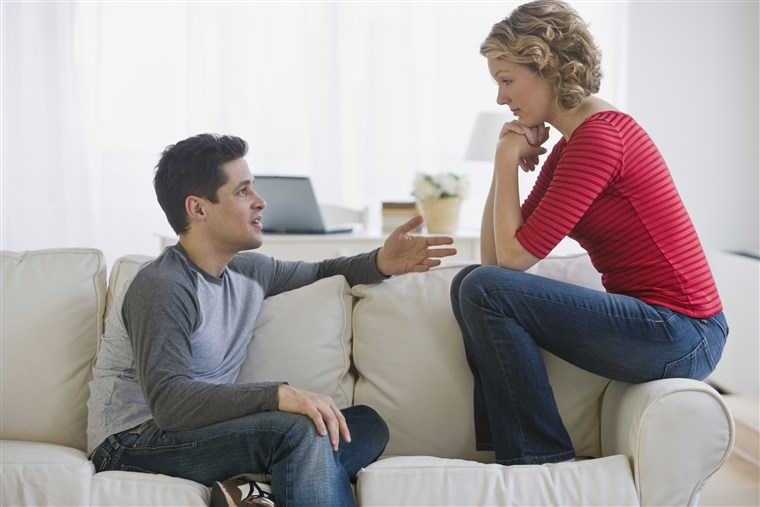 با شوهر خود حرف بزنید و به حرف های او گوش دهید. گفتگو. تعامل