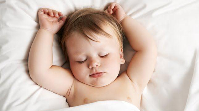 بالشت گذاشتن برای نوزاد. خوابیدن نوزاد محل خواب نوزاد شرایط خواب نوزاد