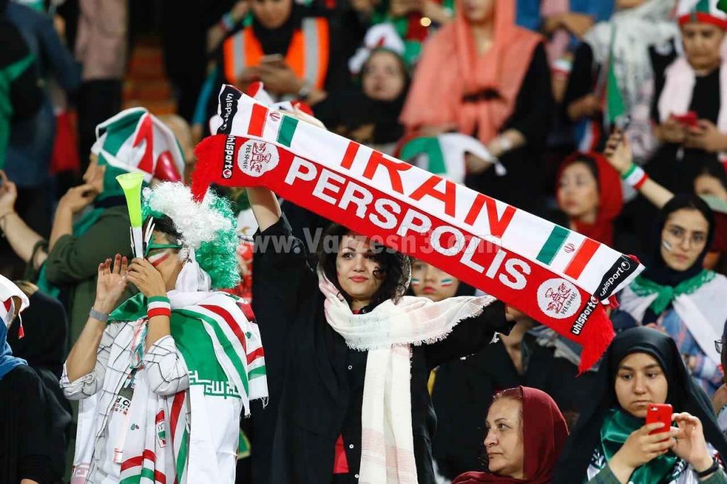 زن طرفدار پرسپولیس حامی تیم ملی حضور بانوان در ورزشگاه آزادی