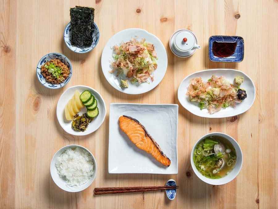 سفره غذایی مردم ژاپن با برنج و ماهی و سبزیجات