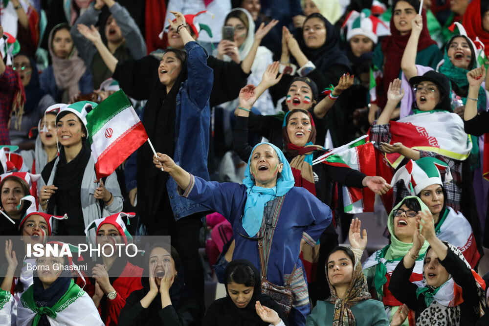 شور و هیجان در ورزشگاه آزادی با حضور بانوان فوتبالدوست ایرانی