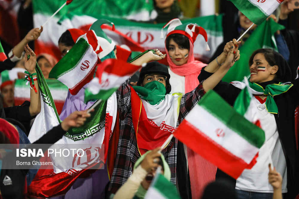 نخستین حضور رسیمی بانوان ایرانی زنان ایرانی حاضر در ورزشگاه آزادی ایران کامبوج