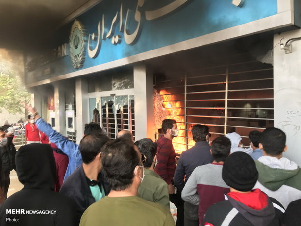 آتش زدن بانک ملی توسط اغتشاشگران در اعتراض به گرانی بنزین