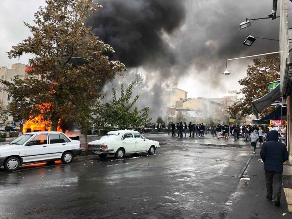 آتش زدن بانک و تخریب اموال عمومی در تجمعات اعتراضی بنزین