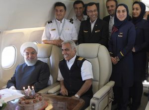 جشن تولد غافلگیرانه رئیس جمهور در آسمان عکس یادگاری با پرسنل پرواز