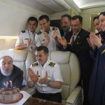 جشن تولد غافلگیرانه رئیس جمهور در آسمان فوت کردن شمع توسط روحانی