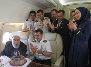 جشن تولد غافلگیرانه رئیس جمهور در آسمان فوت کردن شمع توسط روحانی