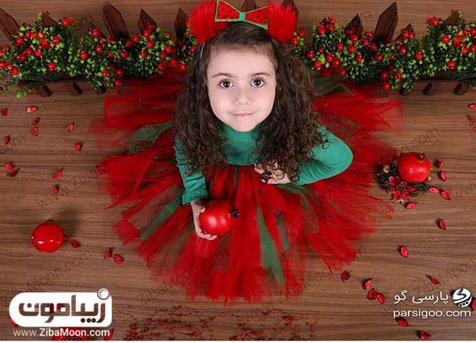 دختر بچه با لباس یلدا و انار