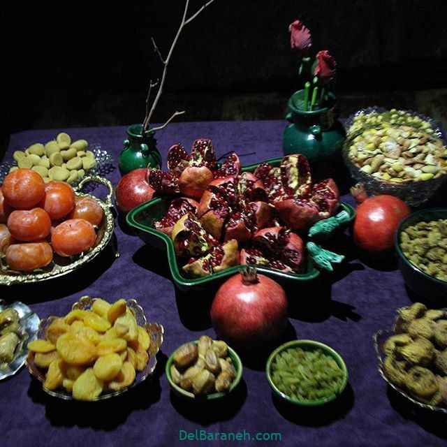 سفره ساده اما جذاب ویژه شب یلدا با انار و تنقلات