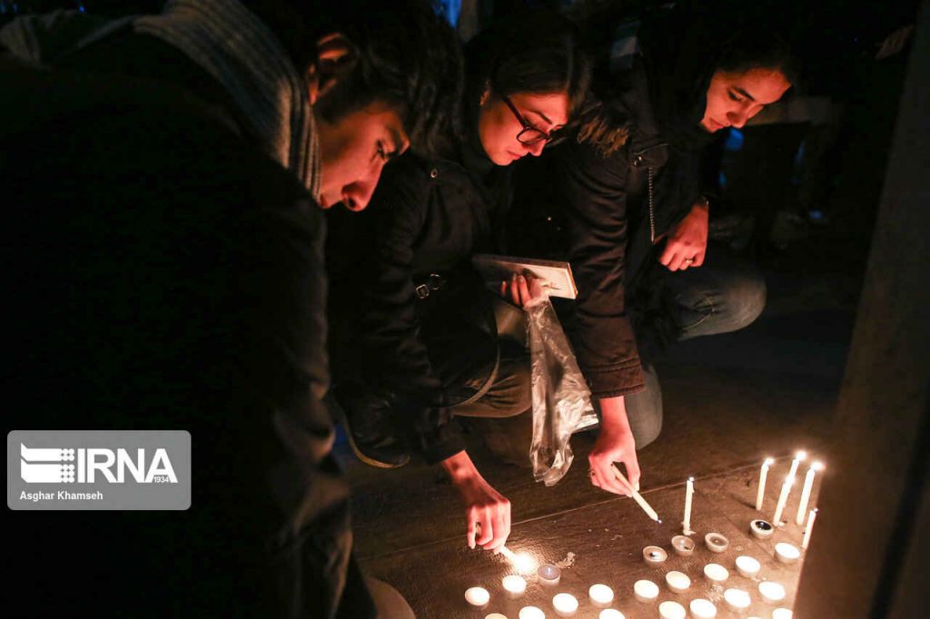 روشن کردن شمع در تجمع مسالمت آمیز دانشجویان مقابل دانشگاه امیرکبیر
