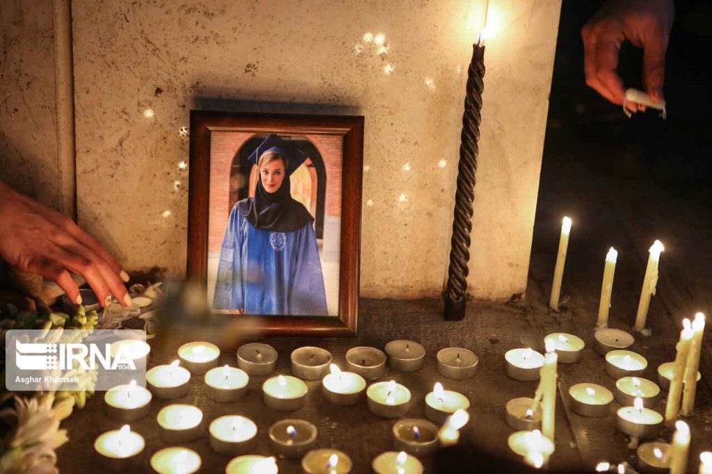 روشن کردن شمع و گرامی داشت یاد عزیزان جان باخته در سانحه هواپیمای اوکراین