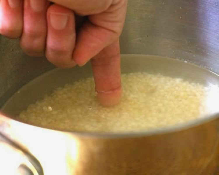 برای پخت یک بند انگشت آب باید روی برنج باشد