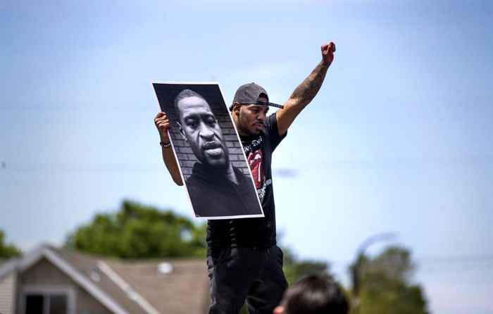 اعتراض مردمی به قتل جرج فلوید سیاه پوست آمریکایی