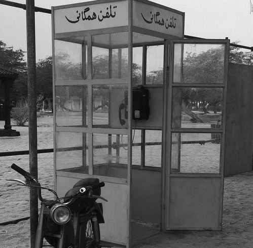 عکسی از کیوسک تلفن همگانی در خیابان عکس قدیمی