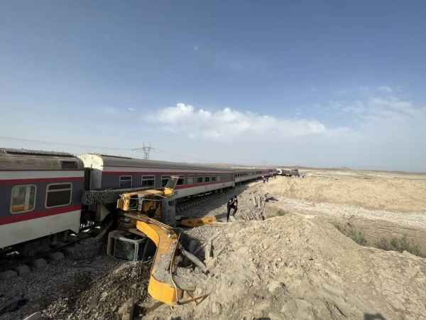 علت حادثه قطار مشهد یزد بیل مکانیکی روی ریل قطار