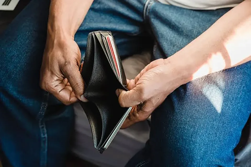 چرا هرچه درآمدمان بیشتر میشود، باز هم احساس کمبود پول داریم؟